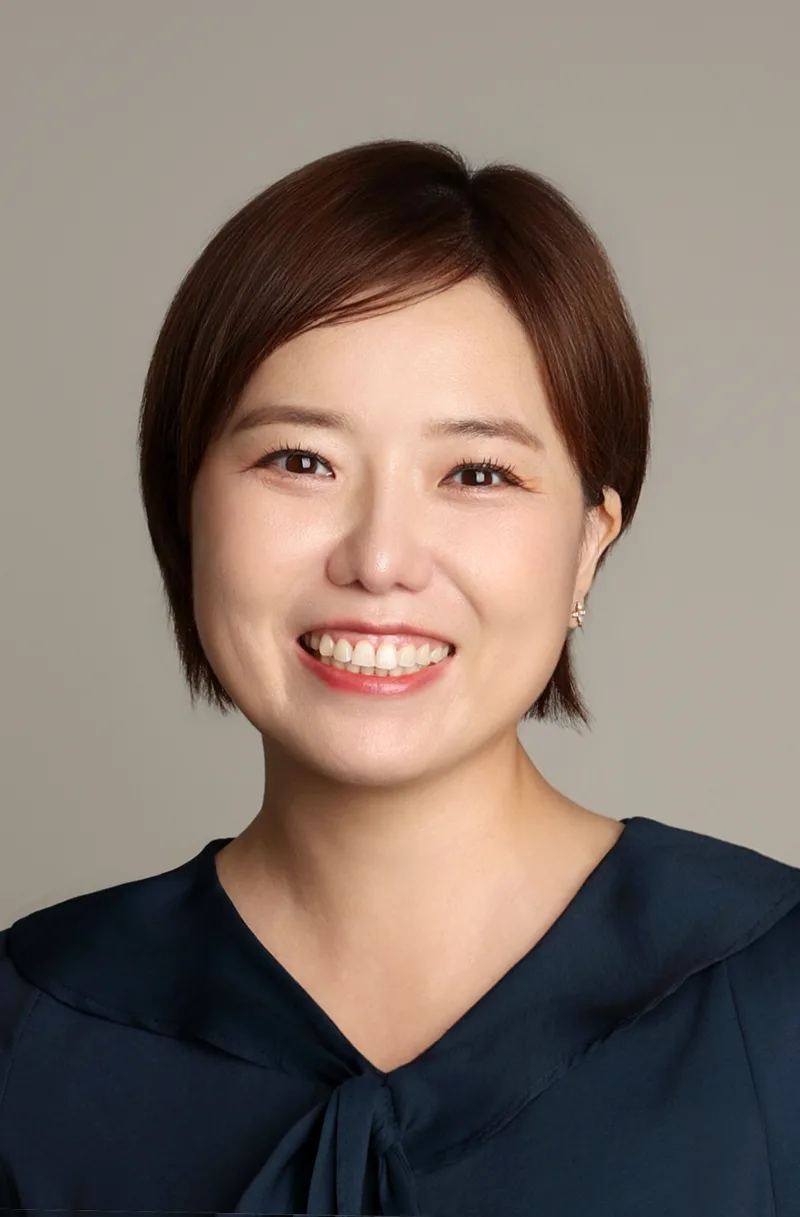 네이비 블라우스를 입은 정유진의 얼굴 사진